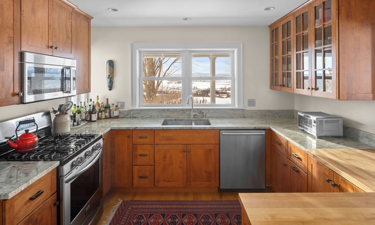 Middlebury - Warren House | Gorgeous farmhouse 10 mins from Middlebury! Ft outdoor shower, wraparound porch