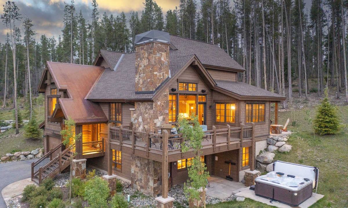 Corkscrew Flats House | GORGEOUS modern estate: private ski SHUTTLE! Hot Tub, hiking trail to town, fire pit!