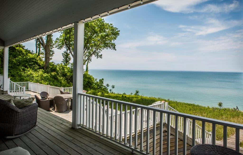 Grand Beach House | Grand Beach Lakefront