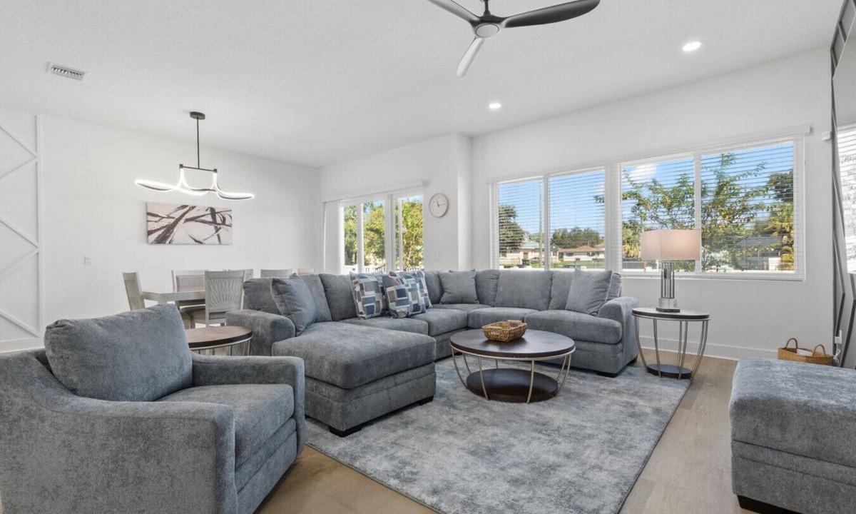 Tampa Villa | Great for Large Groups! 2 Immaculate Homes In West Tampa, Just 1 Mile from Ray-J