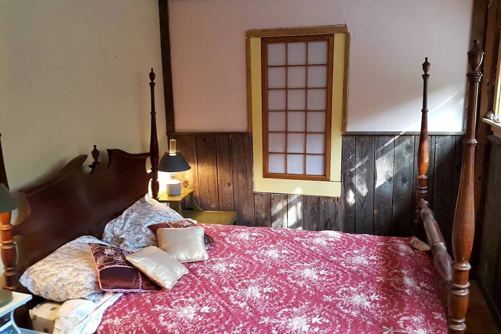 Cummington Cabin | Historic, Waterfront Suite Rental close to Boston, Massachusetts