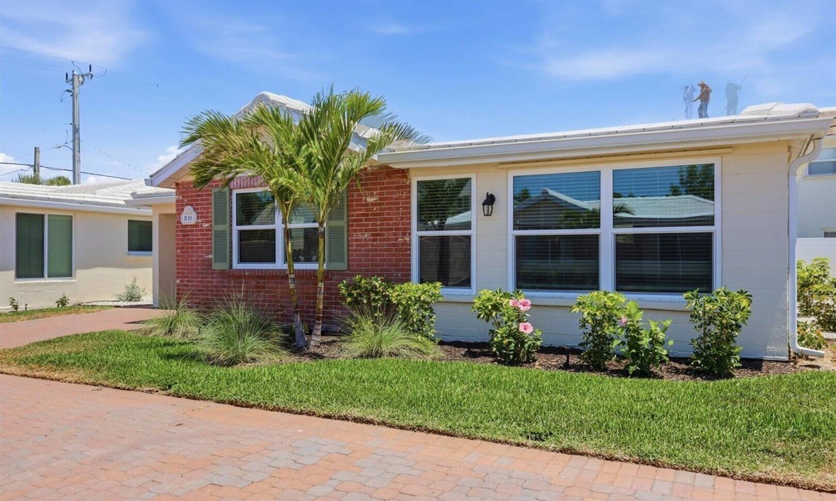 Siesta Key Villa | Horizons West Beachside Villa D-10 is a great 2 bedroom, 2 bath beachside villa!