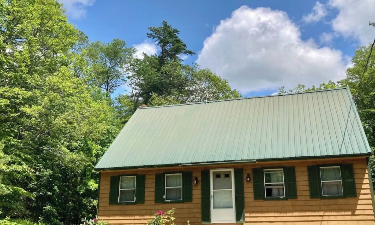 Jaffrey House | John's Mountain Hideaway