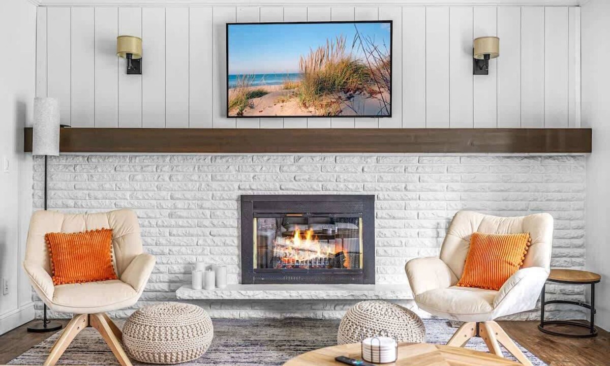 Stevensville House | Juniper Presents: Fire Pit, Deck & Foosball, 1-min to Watermark Brwy