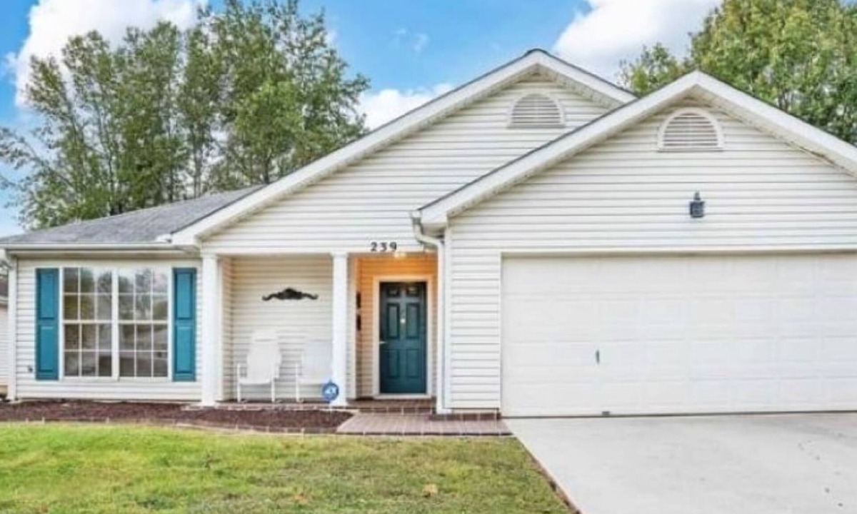 Madison House | Just Like Home 3-bedroom house in wonderful Madison/Pet-Friendly