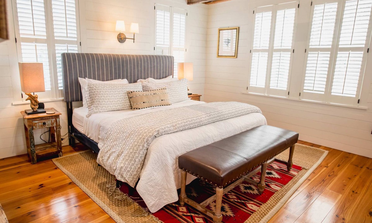 Cannonborough Elliotborough Apartment | King Bed | Claw-Foot Tub, Chef Kitchen & Parking | Walk to King St | Charleston