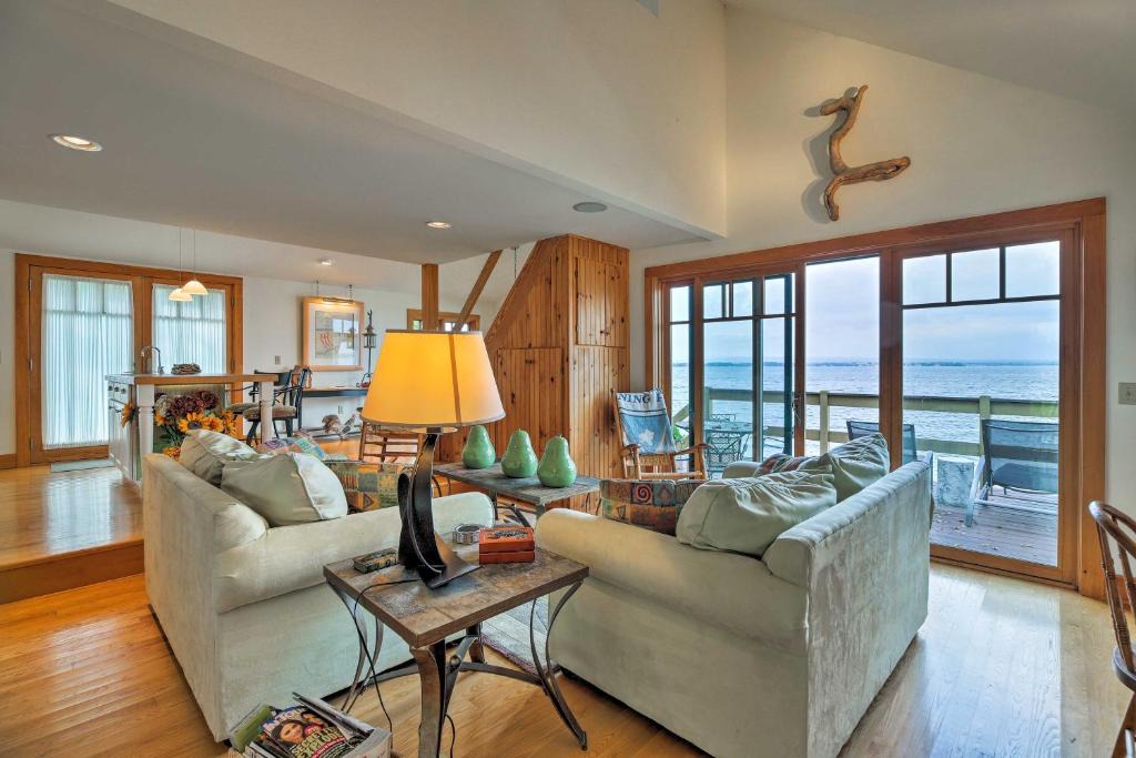 North Hero House | Lake Champlain Cottage w/Private Deck & Fire Pit!
