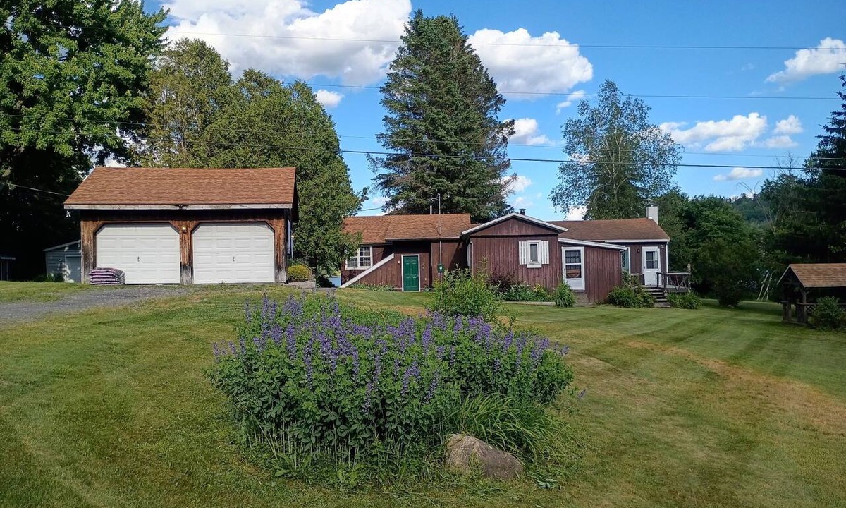 Hamilton House | Lakefront 4 bedroom house 8 minutes from Colgate