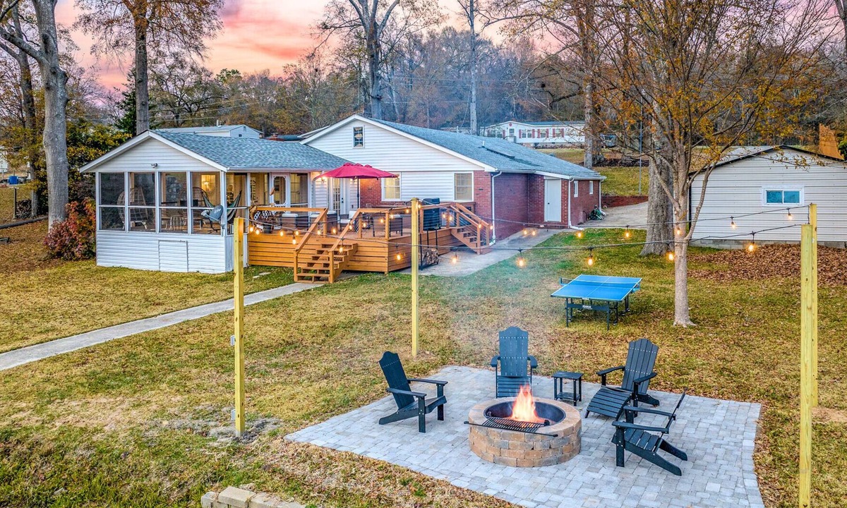 Waterloo House | Lakefront Getaway: Fire Pit ~ Dock ~ Games ~ Family & Pet Friendly