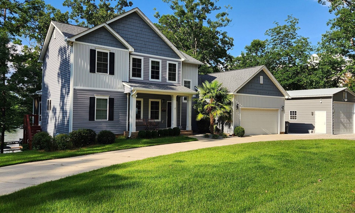 Gilbert House | Lakefront Luxury Home for Large Families on Lake Murray - Sleeps 14