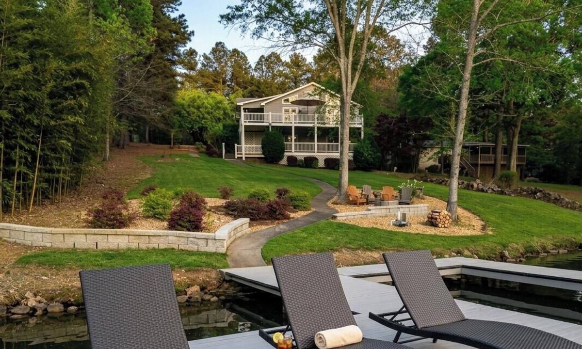 Eatonton House | Lakefront vacation home with kitchen and balcony