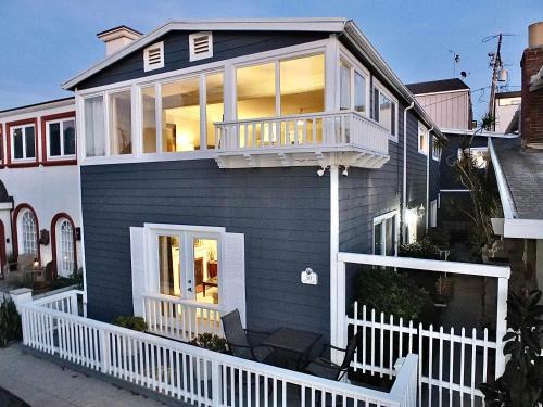 Peninsula Apartment | LB Peninsula Steps to Beach close to