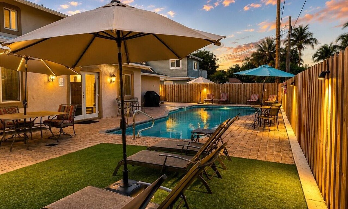 Pompano Beach Villa | Long Stay-5 BR/3 BA House- 4 Min to Beach with 45FT salt pool