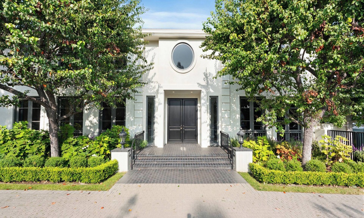 The Flats Villa | Luxurious 6 Bedroom villa in phenomenal Beverly Hills Flats.