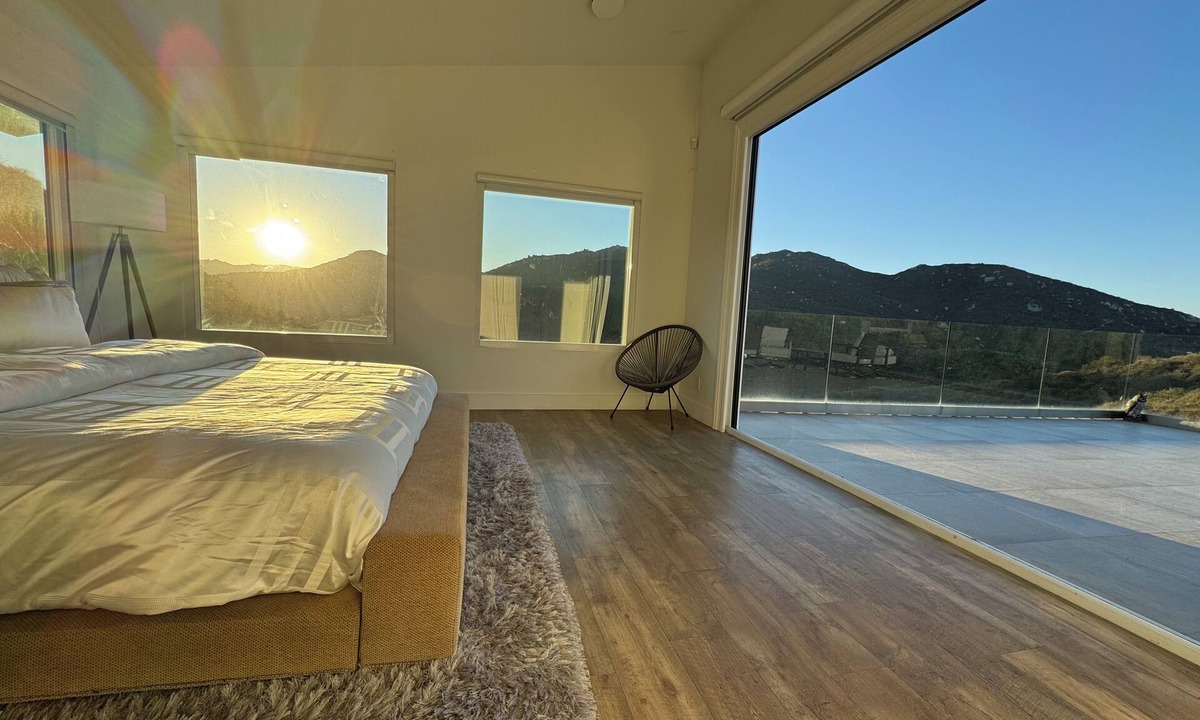 Vista House | Luxurious Retreat with Mountain Views, full Gym, 25 minutes from beach