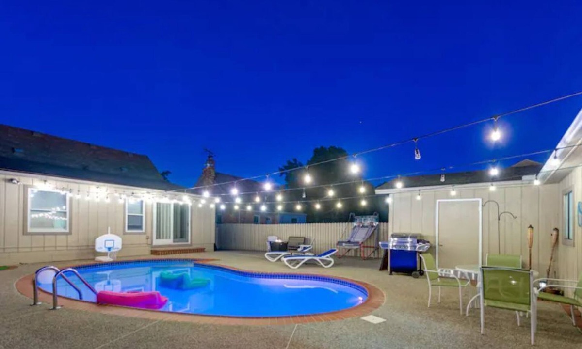 Royal Oak House | Luxury Bungalow Heated Pool + Sauna + Game Garage