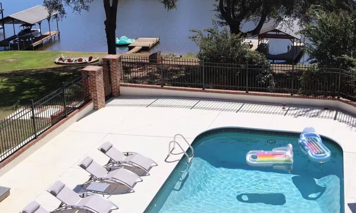 Greenville - Spartanburg House | Luxury Lakefront 6BR - Sleeps 20, Pool, Hottub, Gym, Sauna, Golf Sim, 15min DT