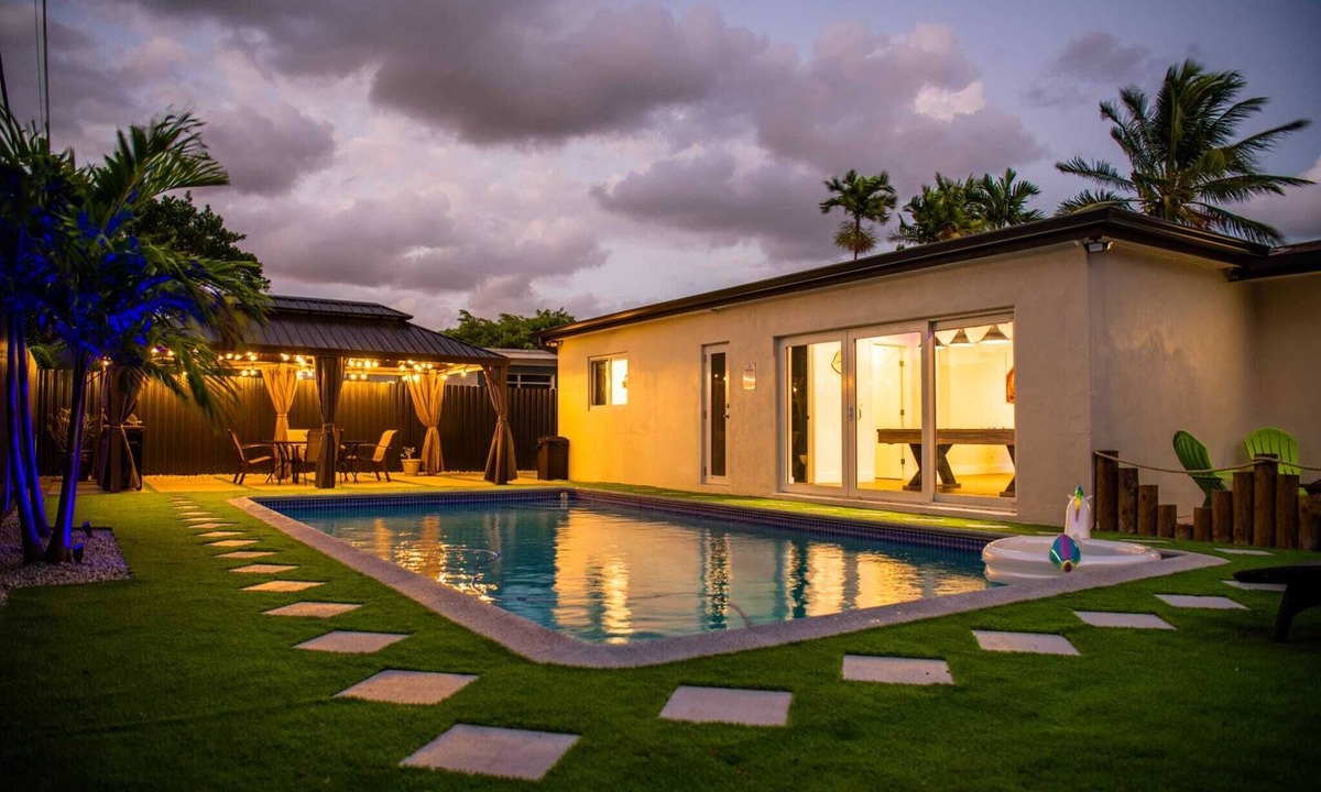 Ives Estates Villa | Luxury Miami Villa/Nr Beach/Heated POOL/BBQ/Firepit/Games/Minigolf/Basketball