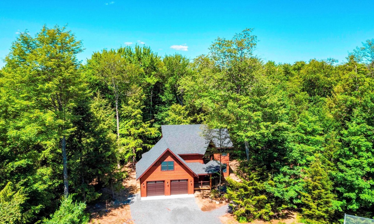 Old Forge House | Luxury, Modern 4 Bedroom House with Full Basketball and Pickleball Courts!