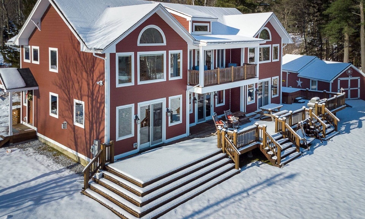 Chittenden House | Luxury Mountain Home with Hot Tub, Sauna & Views — Walk to Mountain Top Inn