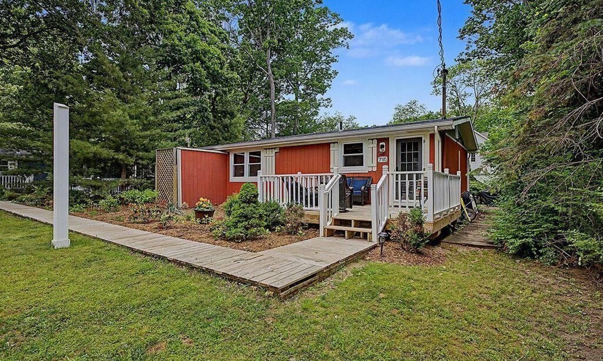 Saugatuck Villa | Maple Ridge Red Cottage HOT TUB!