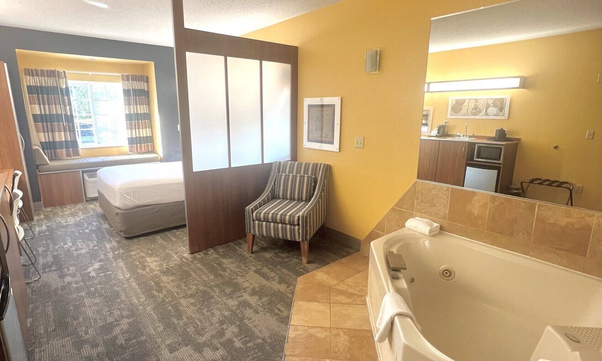 Chili Center Hotel | Microtel Inn & Suites by Wyndham Chili/Rochester Airport