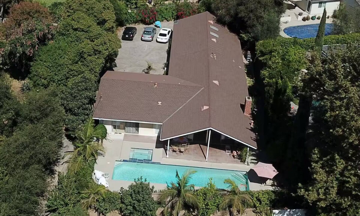 La Canada Flintridge House | Mid Century House w/Pool on top of Private Dr.