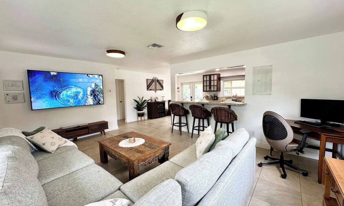 Poinsettia Heights House | Minutes to beaches and downtown- 3 bed house- coastal tropical living