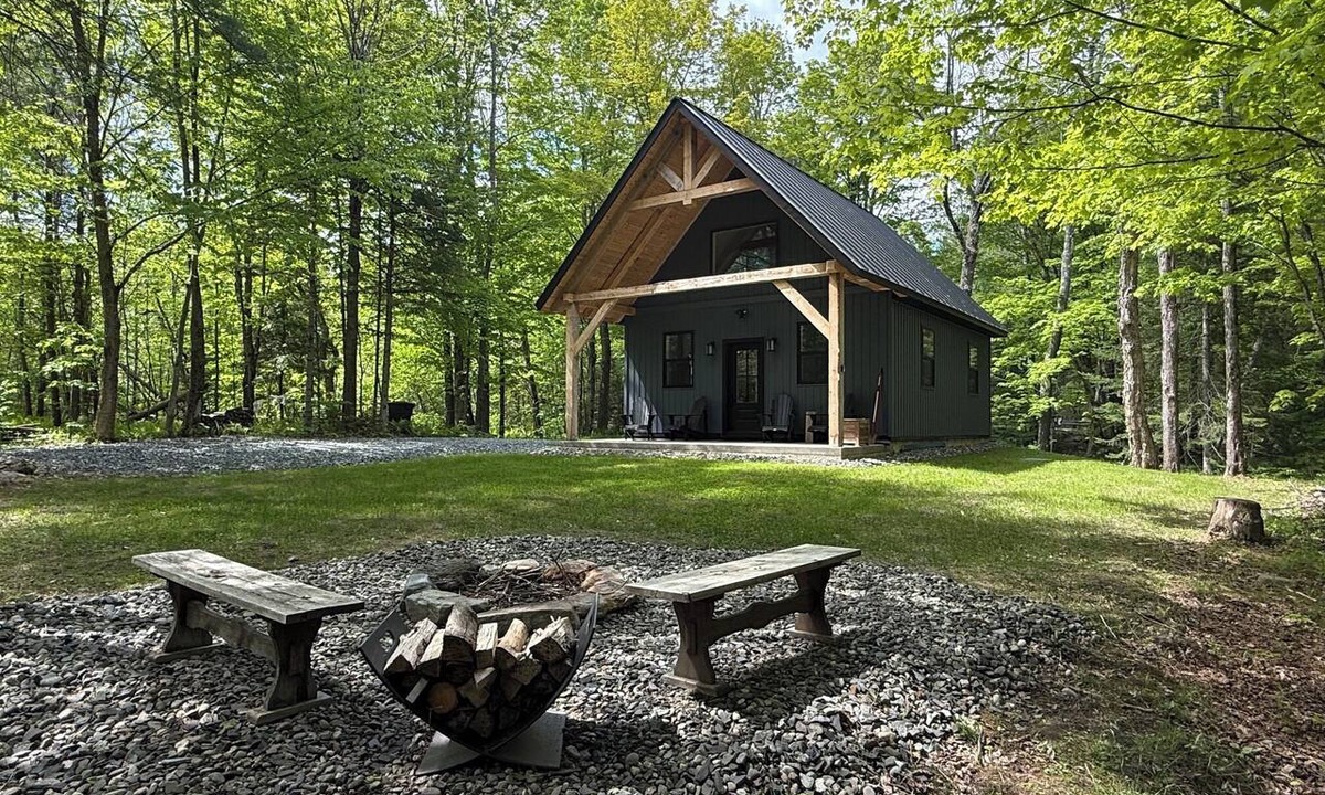 Jay Cottage | Modern Brookside Retreat ~ Private Outdoor Sauna ~ Near Jay Peak~ Sleeps 6