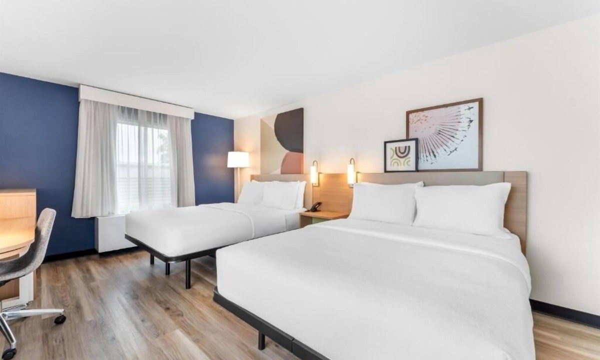 Essex Junction Hotel | Modern Queen Room Ideal for Relaxation & Convenience Near Outdoor Activities
