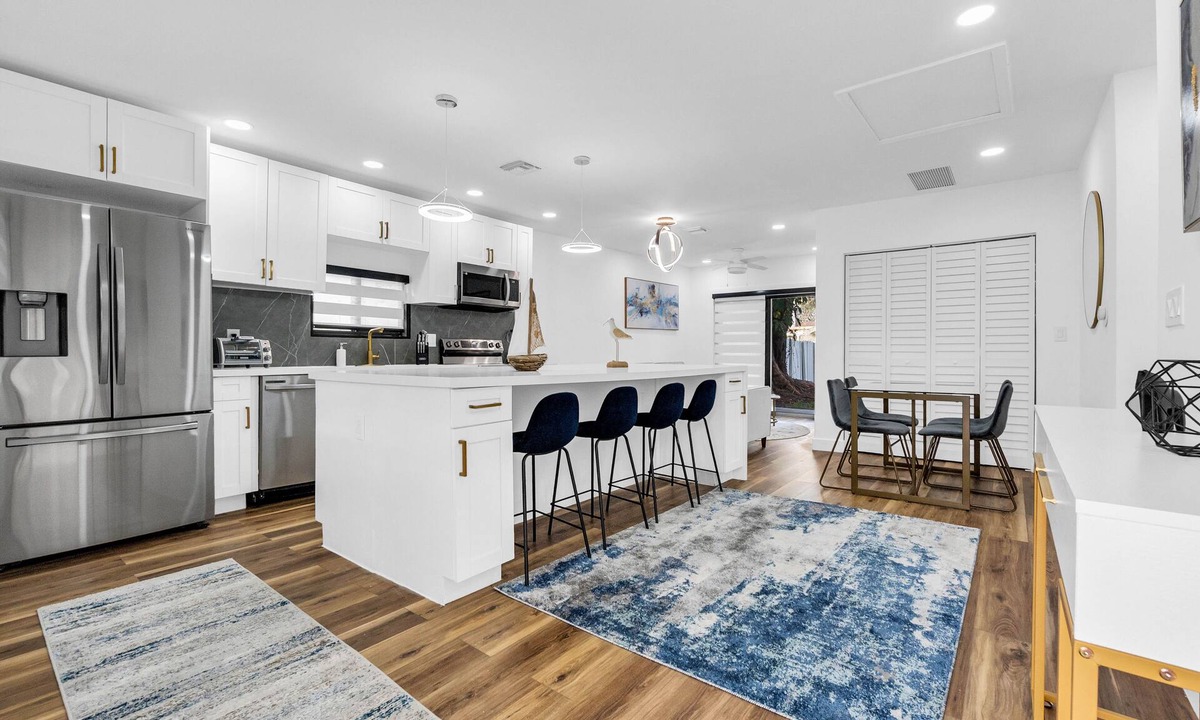 Edgewood House | Modern Updated Home - Pet Friendly - 15 min or less to airport/beach/downtown