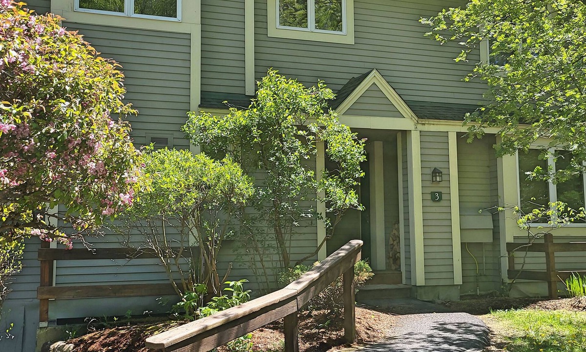 Lincoln House | Multi-level, open, AC/FP, deck, swim club. F1703 by LRS
