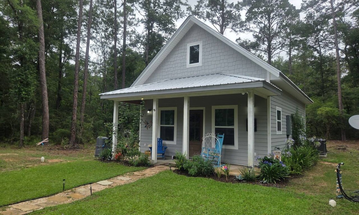 North West Florida Cottage | New cozy 1-bedroom cottage in quaint Vernon with AC, 30 min to Panama city beach