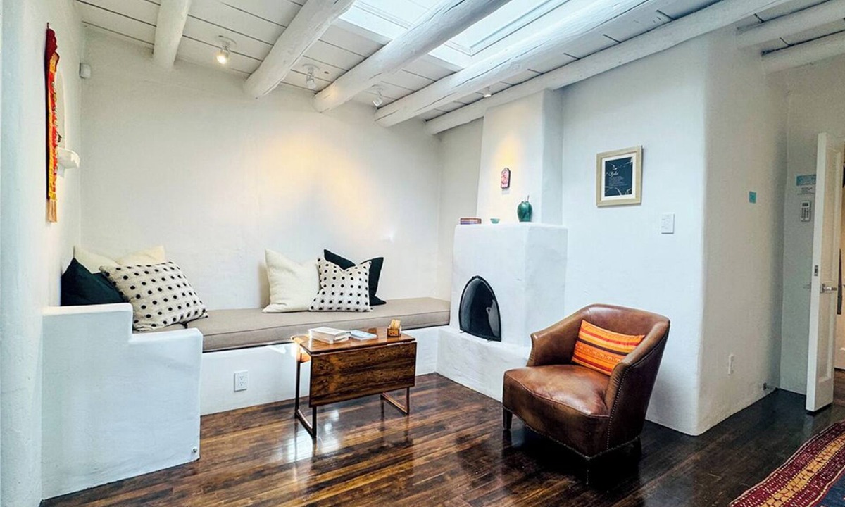 Historic Eastside House | NEW Extended Stay! Elegant Eastside Adobe Casita. Easy Walk to Plaza & Canyon Rd
