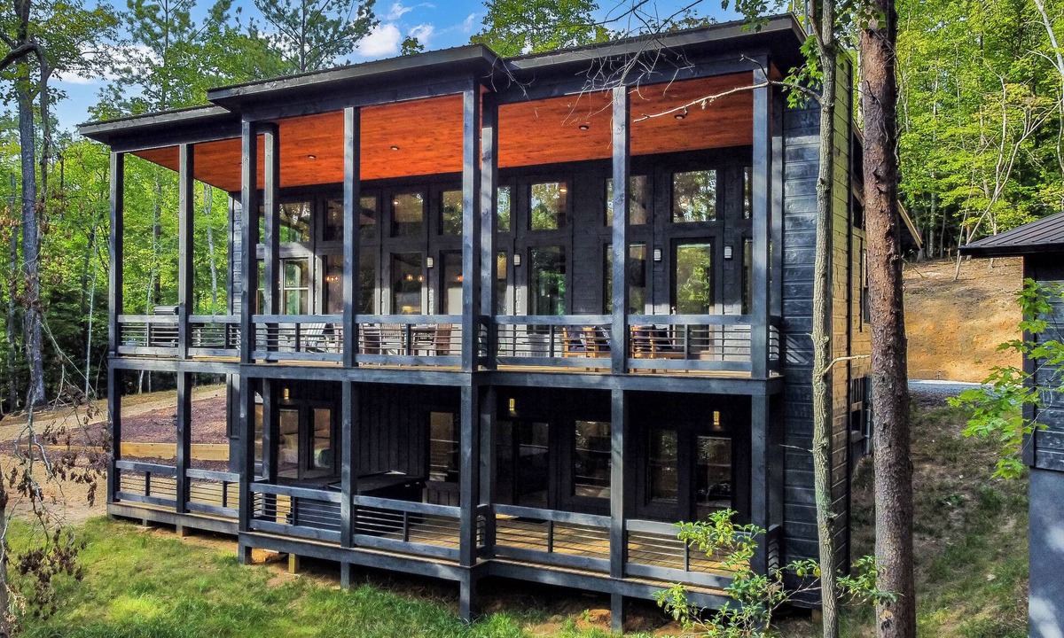 Williamstown Cabin | New Rustic-Modern Retreat! Hot Tub, Fireplaces & Expansive Deck, Game Room