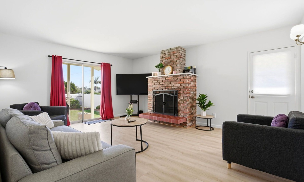 Del Aire House | Newly renovated 3 bdr home. Just 15 min to the beach, 24 hour pancakes & SpaceX.