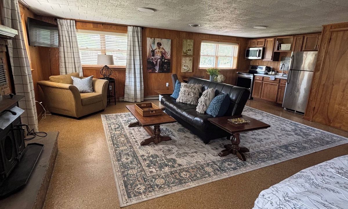 Farmview - Ramble Apartment | “Nurses Nest” studio 1 minute walk to hospital! Minutes from Virginia Tech!