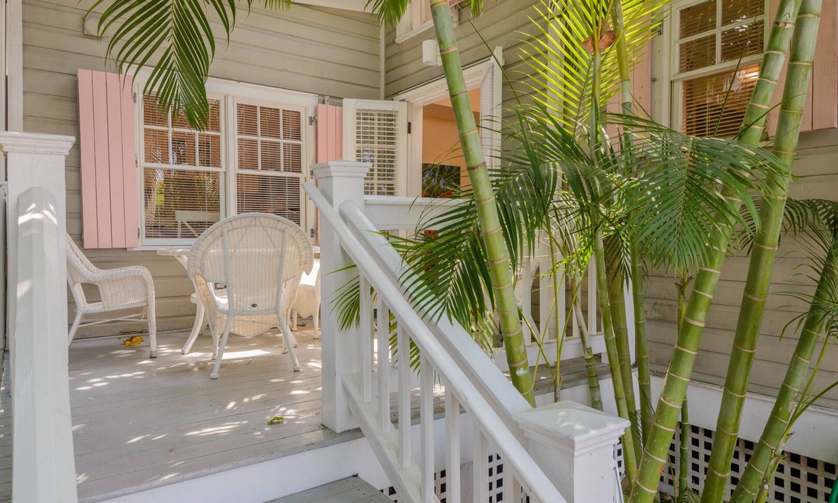 Downtown Villa | One Bedroom Deck Villa Steps from Duval!