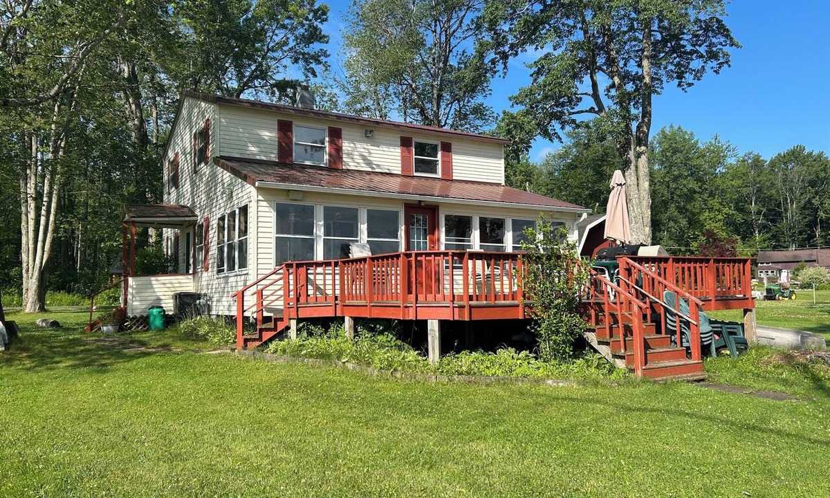 Bridgeport House | Oneida Lakefront Camp perfect for Winter and Summer activities- Entire House