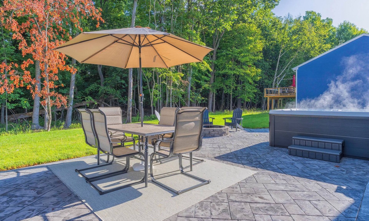 Watervliet House | Paw Paw Lake Escape | Pet Friendly | Near Paw Paw Lake