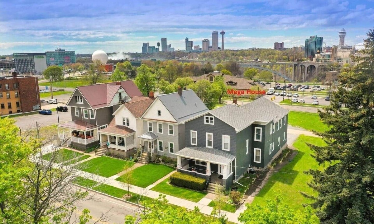 Downtown Niagara Falls House | Perfect for Large Groups - 10BR Sleeps 26 near the Falls