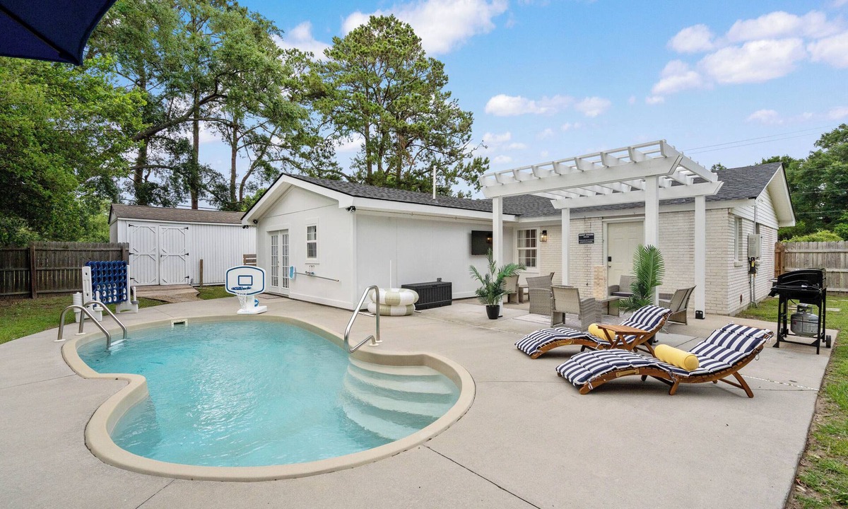 Beaufort House | Pool, Fire Pit, Gym, Game Room, 4BR3BA - Near Parris Island/Downtown Beaufort