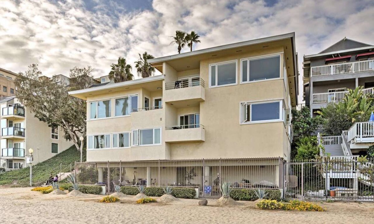 Alamitos Beach Condo | Private beachfront condo on Ocean Blvd.