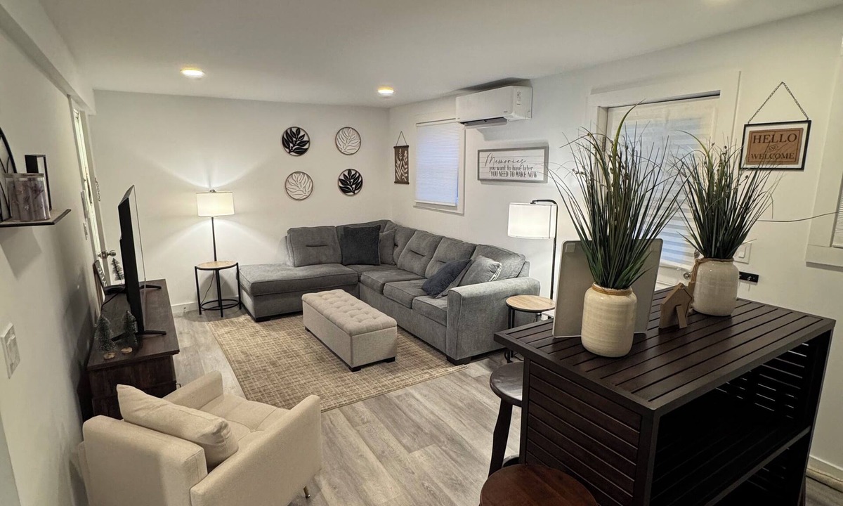 Hyde Park Apartment | Private, Cozy, Clean apartment in lovely Hyde Park