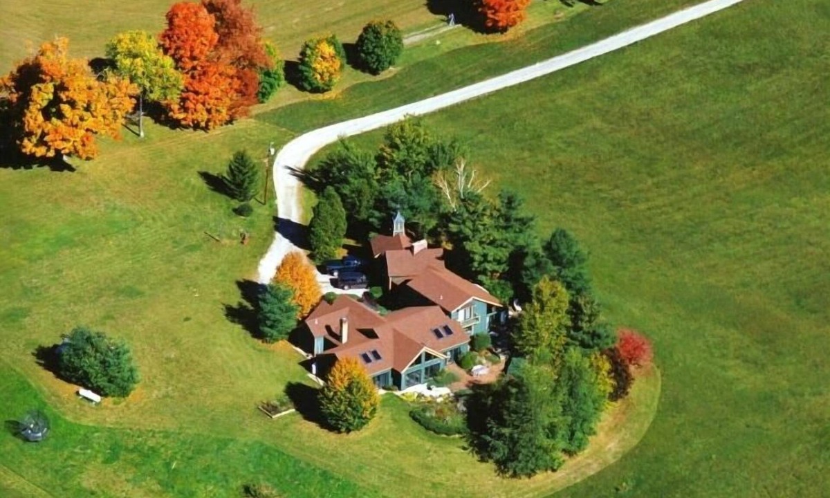 Danby House | PRIVATE Indoor Pool - 10 min to VT Summer Festival -Mountain Views!