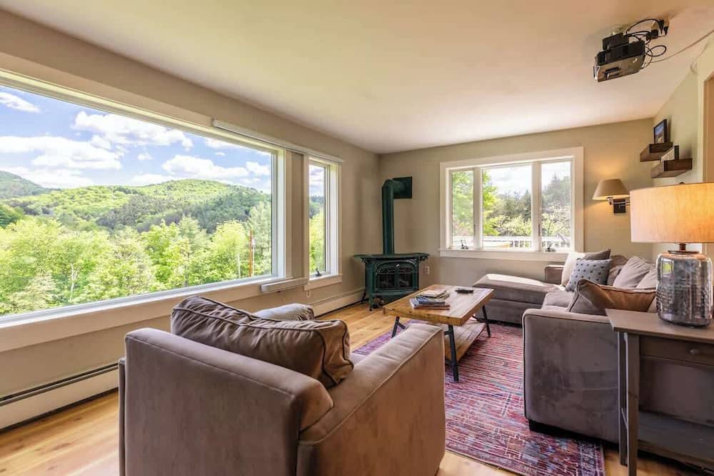 South Pomfret House | Private Oasis Under 10 Mins from Woodstock