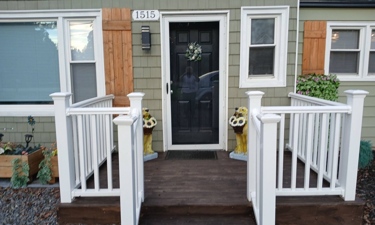 Mount Airy House | PROMO 10% WEEKLY/20% MONTHLY Pet Friendly on Forrest, Small fenced area for pets