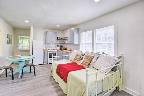 Leeds Apartment | Quaint Leeds Studio w/Yard ~ 18 Mi to Birmingham!