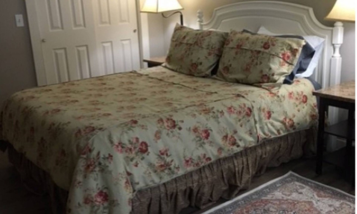 Wallingford Apartment | Quiet Apt. close to Okemo and Killington. Off Rt. 7 with private driveway.