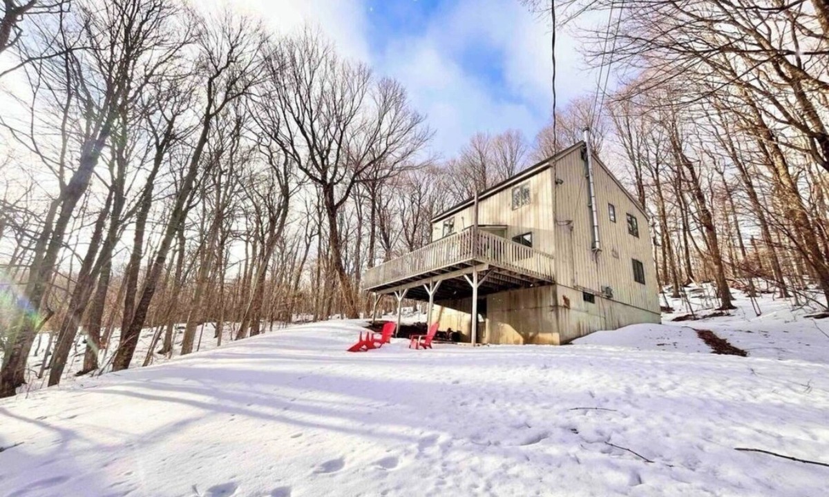 Wilmington House | Recently Renovated Spacious 4BR with POOL, GAME ROOM, LAKE minutes to MOUNT SNOW